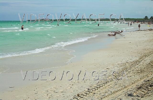 Cuba Cayo-Coco TRYP Cayo-Coco Des chaises pour se coucher sur le bord de la mer.