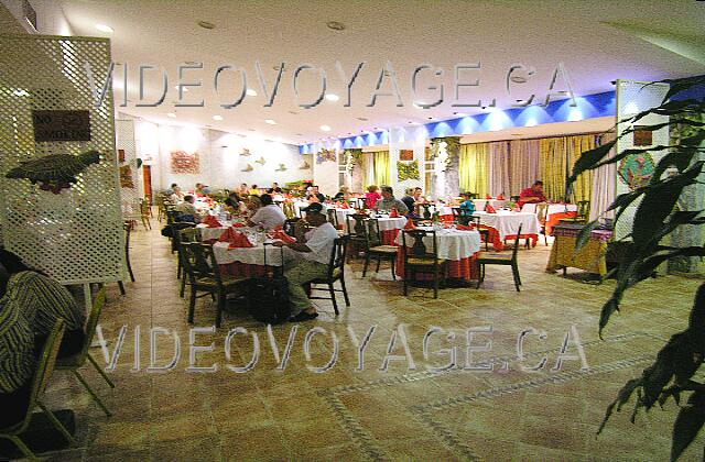 Cuba Cayo-Coco TRYP Cayo-Coco A fairly large dining room, but the sections are closed for lunch although customers are many.