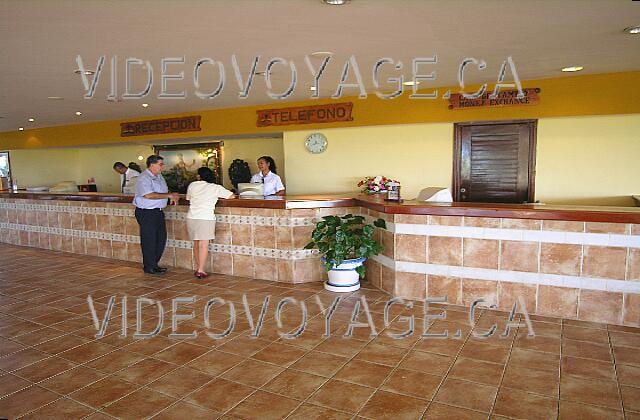 Cuba Cayo-Coco TRYP Cayo-Coco A gauche la réception, à droite le bureau de change ouvert seulement le jour jusqu'a 16h30.