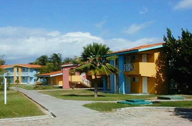 Cuba Cayo Guillermo hotel Club Cayo Guillermo Los edificios de 2 plantas ubicadas como lomos de la playa.