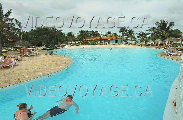 Cuba Cayo Guillermo hotel Club Cayo Guillermo Lorsque la marée est basse, plusieurs clients vont autour de la piscine.