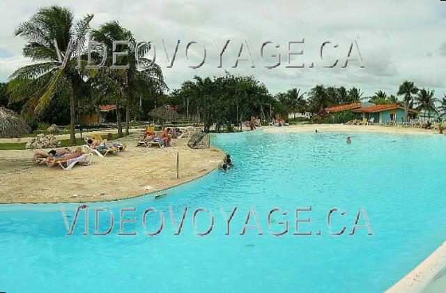 Cuba Cayo Guillermo hotel Club Cayo Guillermo Une grande terrasse autour de la piscine. Au fond à droite le mini-club, entre la piscine et la mer.