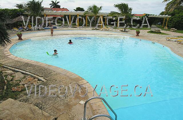 Cuba Cayo Guillermo hotel Club Cayo Guillermo L'autre portion de la piscine principale.