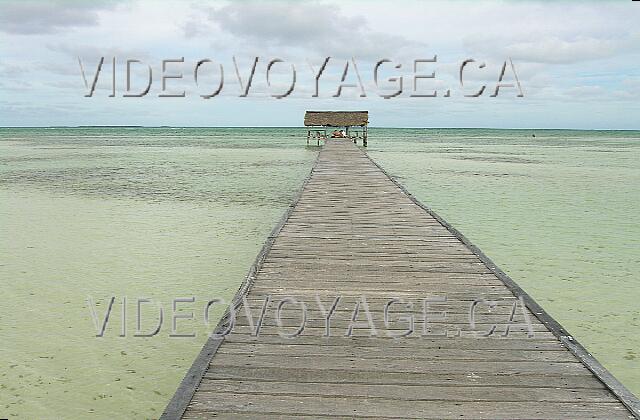 Cuba Cayo Guillermo hotel Club Cayo Guillermo Une petite marche au bout du quai.  On peut voir à droite deux petits points noire dans la mer.  Des clients de l'hôtel qui 
cherche une mer plus profonde.  Voir la prochaine photographie.