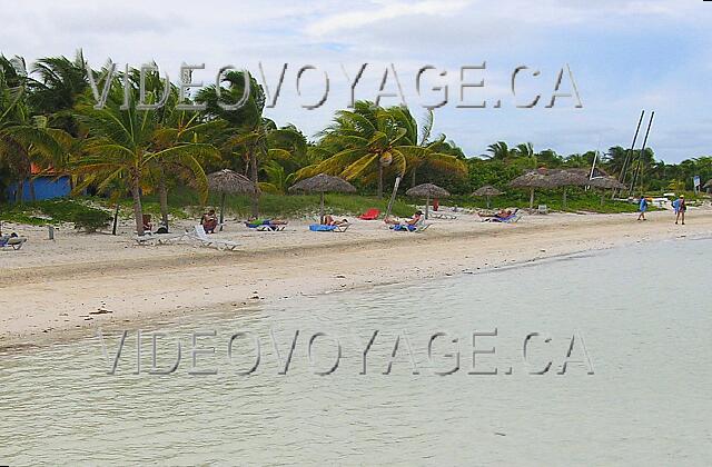 Cuba Cayo Guillermo hotel Club Cayo Guillermo Tumbonas y sombrillas dispersas en la playa. Centro náutico Derecho.