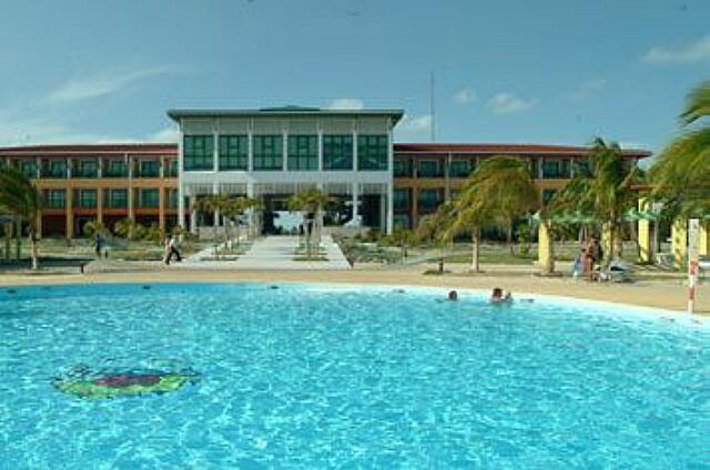 Cuba Cayo Largo Ole Playa Blanca La piscina principal cerca del edificio principal.