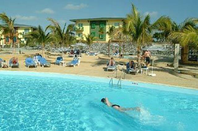 Cuba Cayo Largo Ole Playa Blanca Pan con un jacuzzi también.