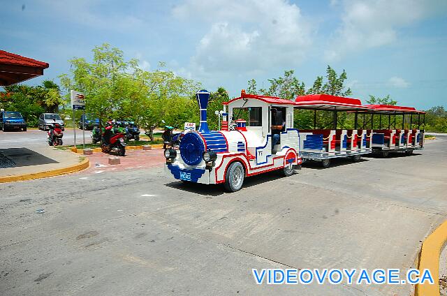 Cuba Cayo Largo Ole Playa Blanca El pequeño tren que cubre el trayecto entre el hotel y la playa Sirena para practicar deportes acuáticos. El corto viaje puede tomar 20 minutos. También hay un autobús / taxi, que cuesta 2 CUC.