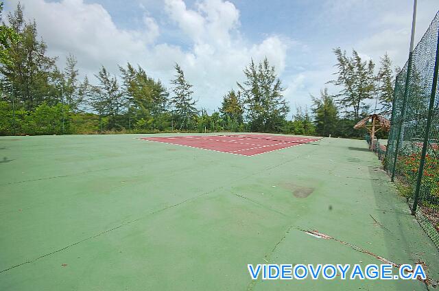 Cuba Cayo Largo Ole Playa Blanca La primera pista de tenis, situado directamente en el hotel.