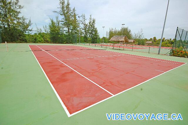 Cuba Cayo Largo Ole Playa Blanca Una vista de dos pistas de tenis y campo de fútbol.