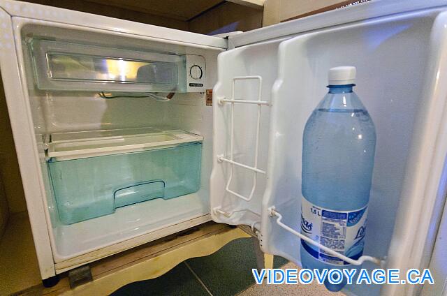 Cuba Cayo Largo Ole Playa Blanca El refrigerador incluye una botella de agua que se sustituye cada día. Una sección del congelador también está disponible.