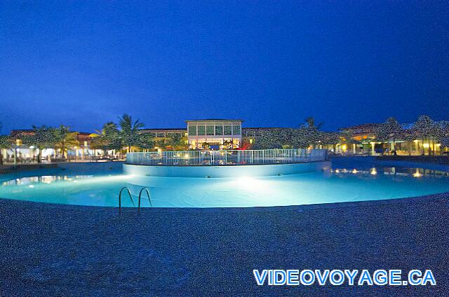 Cuba Cayo Largo Ole Playa Blanca La piscina en la noche, el edificio principal en el fondo.