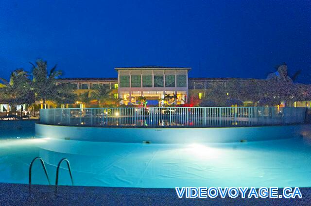 Cuba Cayo Largo Ole Playa Blanca La piscina en la noche, el edificio principal en el fondo.