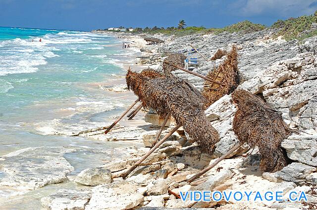 Cuba Cayo Largo Ole Playa Blanca Las palapas en la playa, esperan volver a la playa tan pronto como sea posible.