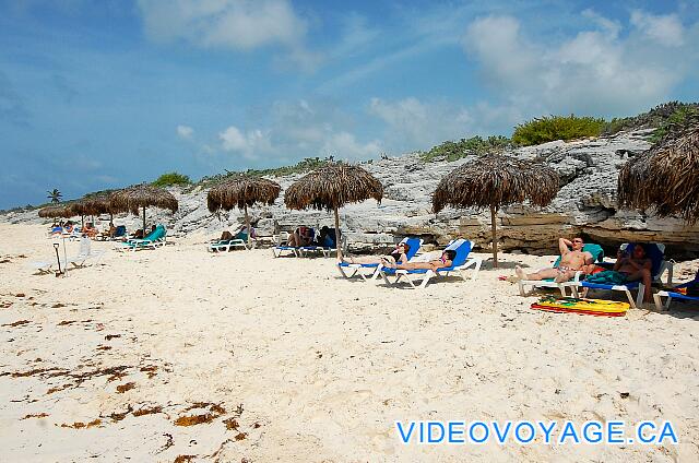 Cuba Cayo Largo Ole Playa Blanca A pocos palapas y tumbonas en el lado oeste de la playa en verano.