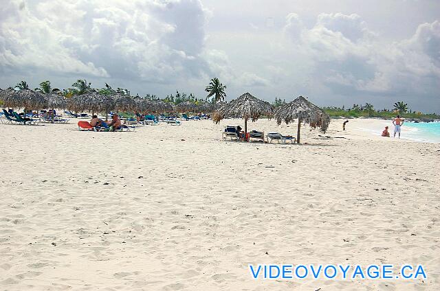 Cuba Cayo Largo Ole Playa Blanca Muchos palapas y tumbonas están disponibles. Un restaurante y el bar están disponibles pero no incluidos. Deportes acuáticos no motorizados están disponibles e incluidos.