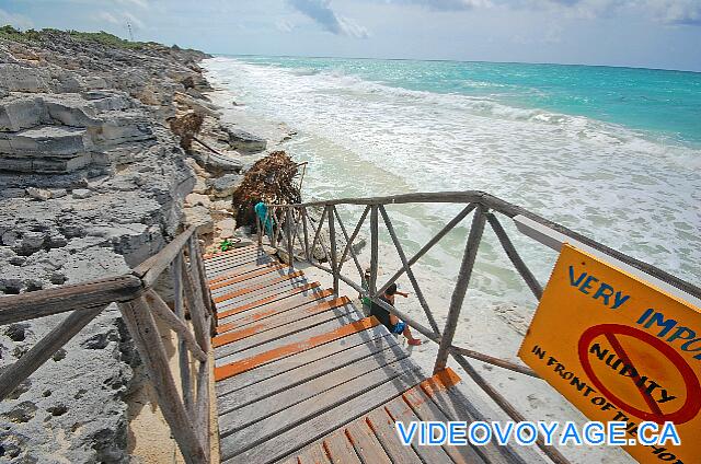 Cuba Cayo Largo Ole Playa Blanca L'escalier pour accéder à la plage, donc pas d'accès aux personnes handicapés.