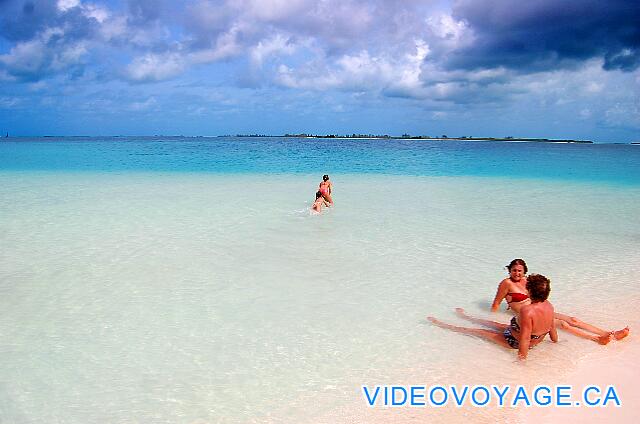 Cuba Cayo Largo Ole Playa Blanca Los padres toman la oportunidad mientras los niños juegan en el agua.