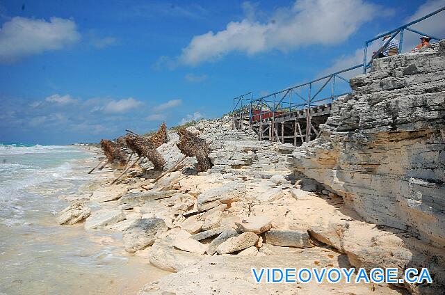 Cuba Cayo Largo Ole Playa Blanca El lado de verano de la playa y en el centro desaparece parcial o totalmente, debemos entonces bañar al lado o en la playa sirena oeste.