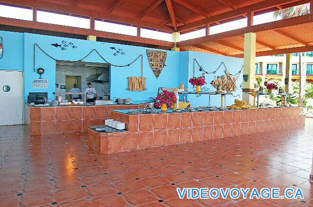 Cuba Cayo Largo Ole Playa Blanca Un bar con un almuerzo buffet, siendo el principal restaurante abierto para el almuerzo.