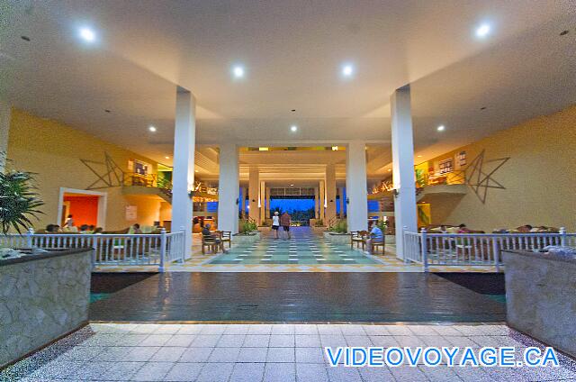 Cuba Cayo Largo Ole Playa Blanca Le Lobby est populaire le jour, pour attendre le train de la plage ou pour rencontrer les représentants des tours opérateur.