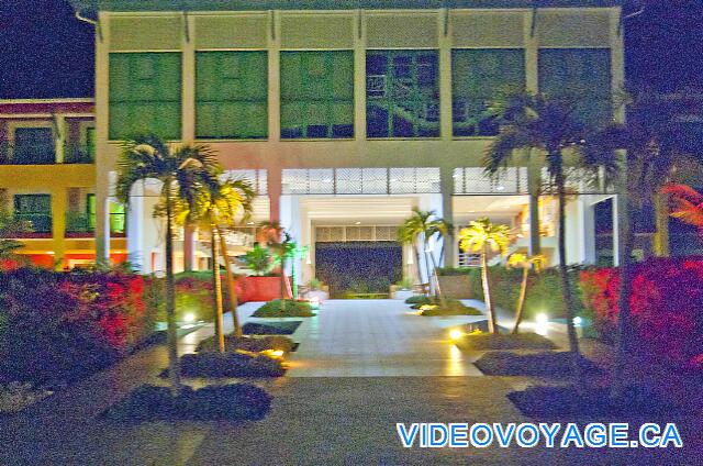 Cuba Cayo Largo Ole Playa Blanca La parte posterior del edificio principal de la noche, las suites de 2 plantas que son por encima del vestíbulo.