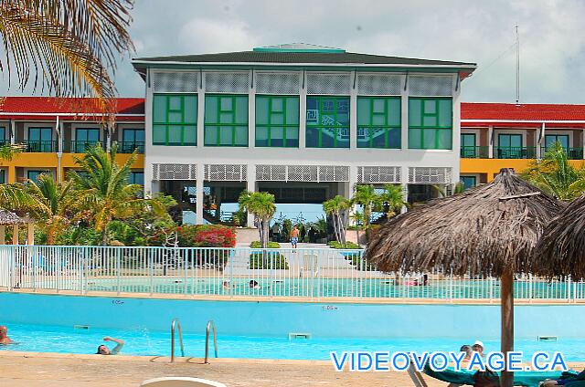 Cuba Cayo Largo Ole Playa Blanca La piscina en la parte trasera del edificio principal.