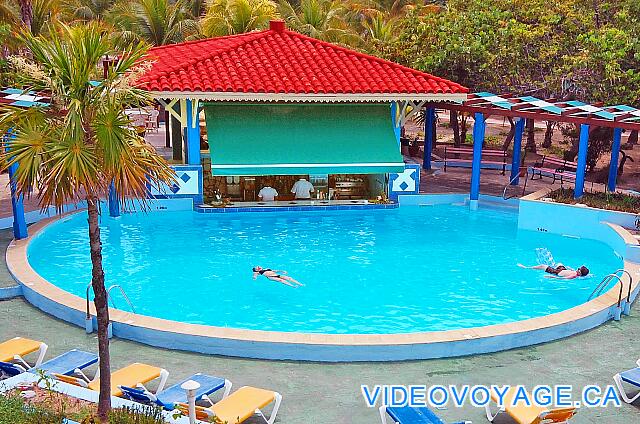 Cuba Cayo Largo Gran Caribe Cayo Largo Une petite piscine d'eau salée avec un bar dans la piscine.