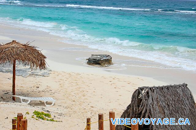 Cuba Cayo Largo Gran Caribe Cayo Largo De gros rochers peuvent être visible en été.  Une portion du sable disparait entre mai et novembre avec les vagues poussé par le vent du sud.  En hiver avec le vent du nord, le sable reviens et les vagues sont moins fortes.