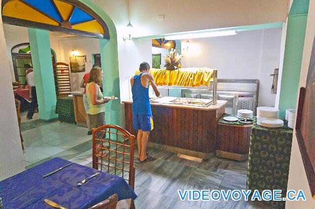 Cuba Cayo Largo Gran Caribe Cayo Largo The buffet portion with the dishes, there are 4 hot dishes at all meals. To the left a grill that offers fish or meat for supper.