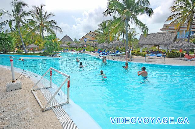 Cuba Cayo Largo Sol Cayo Largo En la piscina, una red de voleibol es redes de waterpolo.