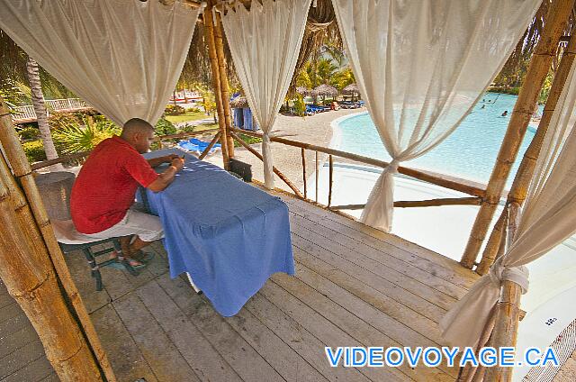 Cuba Cayo Largo Sol Cayo Largo El masajista clientes esperando mientras que la temperatura es de 35 grados Celsius ...