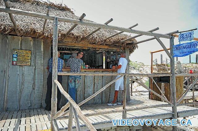 Cuba Cayo Largo Sol Cayo Largo Un mostrador de servicio en la acera entre las dos playas.