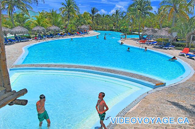 Cuba Cayo Largo Sol Cayo Largo Muchos palapas alrededor de la piscina.