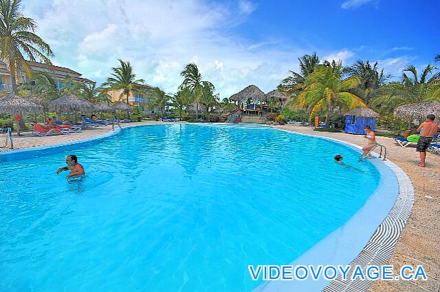 Cuba Cayo Largo Sol Cayo Largo Una piscina con varios edificios alrededor de salas de estar.