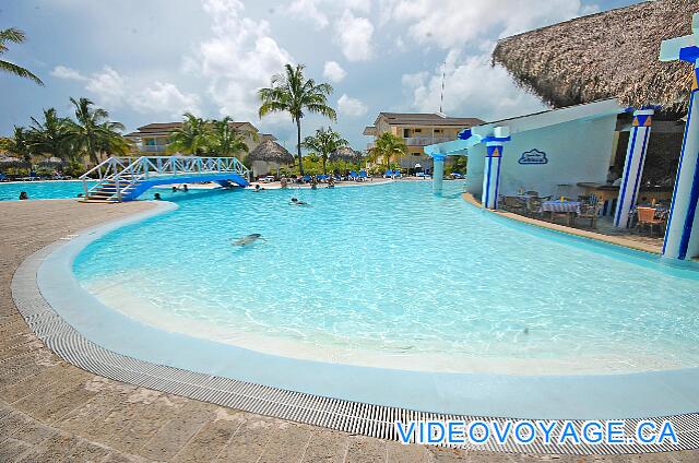 Cuba Cayo Largo Sol Cayo Largo La piscina comienza con el bar de la piscina y snack bar.