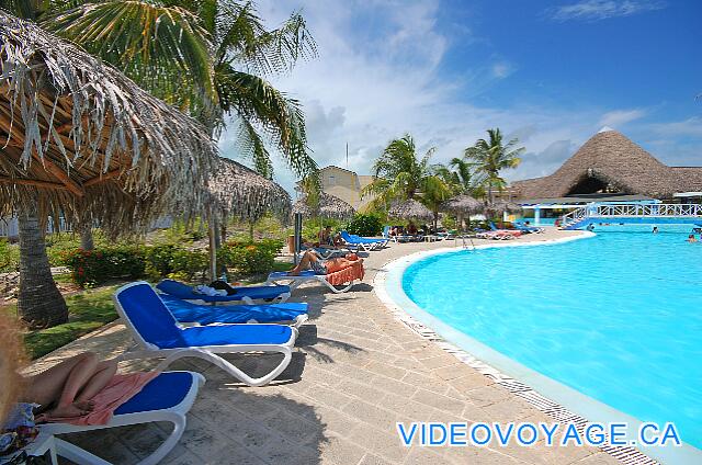 Cuba Cayo Largo Sol Cayo Largo Palapas y un montón de tumbonas en la terraza alrededor de la piscina.