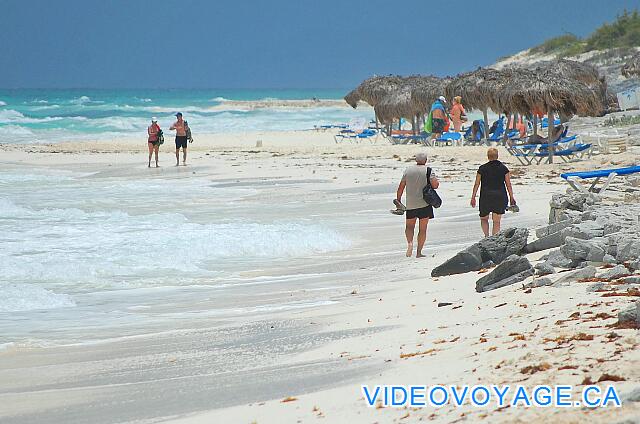 Cuba Cayo Largo Sol Cayo Largo Además, hay varias palapas en una playa de arena, los huéspedes caminan hacia la playa ... En el verano, el viento del sur crea olas más grandes que remueven la arena de esta playa ..