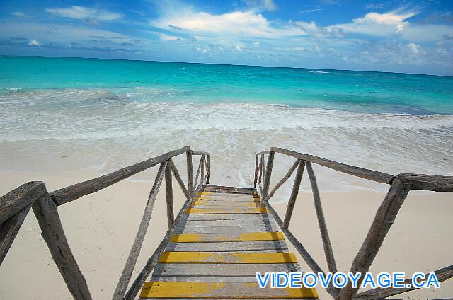 Cuba Cayo Largo Sol Cayo Largo Una escalera conduce a la vereda, el agua con colores hermosos.