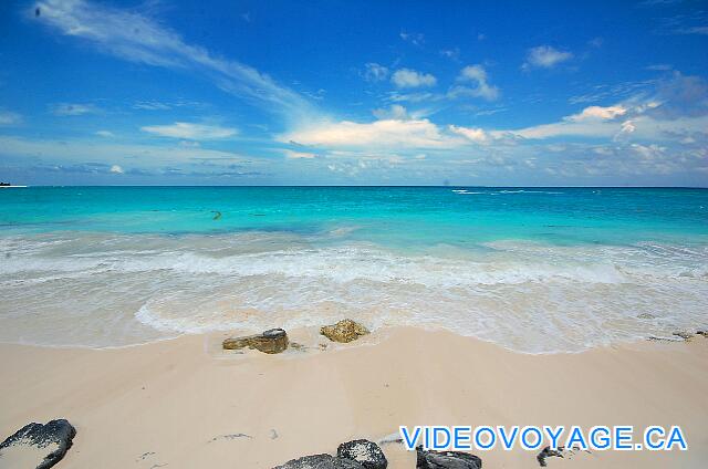 Cuba Cayo Largo Sol Cayo Largo La playa en frente de la acera en el verano. En invierno, el viento del norte genera olas más pequeñas y la playa se reconstruye de noviembre a mayo