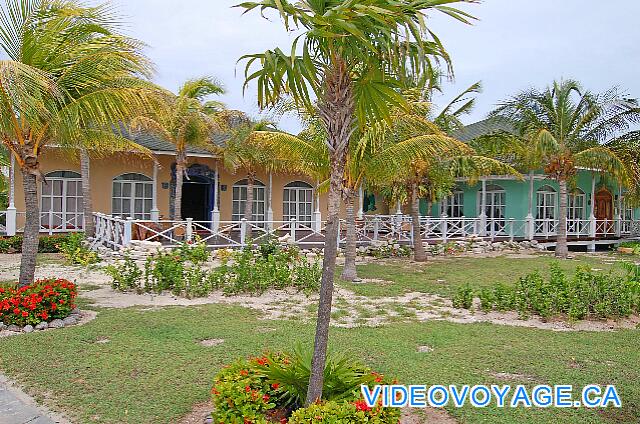 Cuba Cayo Largo Sol Cayo Largo Situado entre la barra de Marimba de la izquierda, el restaurante Las Trinas el centro y el buffet de la derecha Las Dunas. La barra de Marimba se puede abrir como un restaurante a la carta en el verano, cuando hay demasiados mosquitos para abrir el restaurante de la playa.