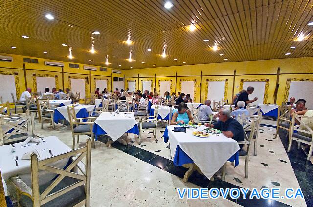 Cuba Cayo Largo Sol Cayo Largo En verano, los huéspedes prefieren el comedor con aire acondicionado, de no acercarse demasiado caliente durante el día y por la noche para evitar los mosquitos.