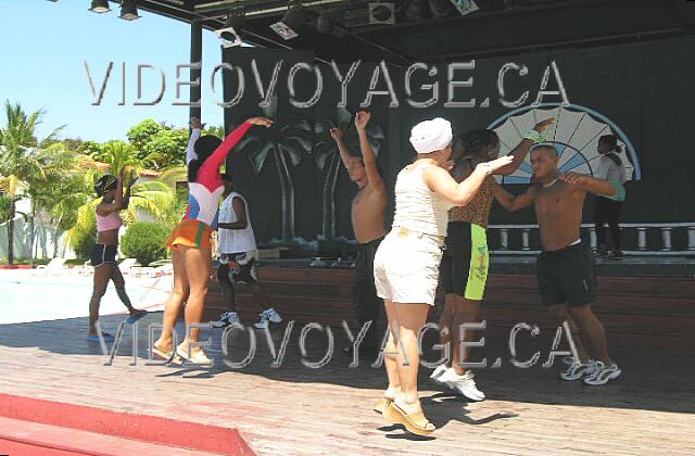 Cuba Guardalavaca Club Amigo Atlantico Guardalavaca La práctica de grupo de baile de la tarde en la escena de Cameleon.