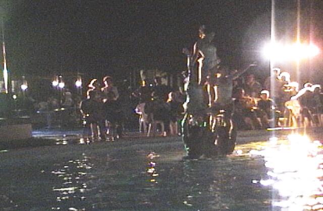 Cuba Guardalavaca Club Amigo Atlantico Guardalavaca Le spectacle aquatique d'une troupe extérieur dans la piscine du Club Cameleon. Un très beau spectacle!