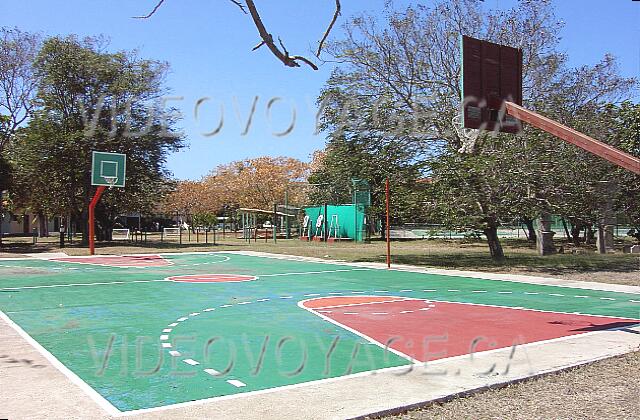 Cuba Guardalavaca Club Amigo Atlantico Guardalavaca Ce magnigique terrain de basketball est utilisé lors d'activités d'animation.