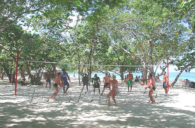 Cuba Guardalavaca Club Amigo Atlantico Guardalavaca Sur la plage plublique il y a beaucoup d'animation. Ici un partie de volleyball de plage.