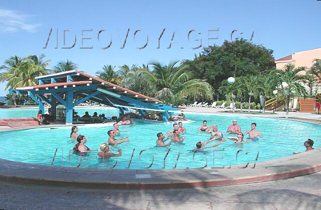 Cuba Guardalavaca Club Amigo Atlantico Guardalavaca Dans la piscine de l'hôtel Atlantico les parties de volleyball se succèdent...