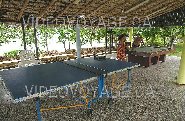 Cuba Guardalavaca Club Amigo Atlantico Guardalavaca La table de ping-pong et une table de billard près de la piscine des enfants de l'hôtel Atlantico.