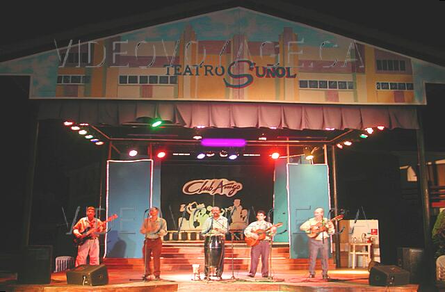 Cuba Guardalavaca Club Amigo Atlantico Guardalavaca Une heure de musique avant le spectacle. Très apprécié par les clients.