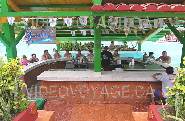 Cuba Guardalavaca Club Amigo Atlantico Guardalavaca Le bar n'est pas très grand mais répond largement à la demande dans la piscine et au petit comptoir pour les gens à l'extérieur de la piscine. Ce bar n'est pas accessible pour les handicapés, le comptoir extérieur de la piscine est en bas d'un escalier.
